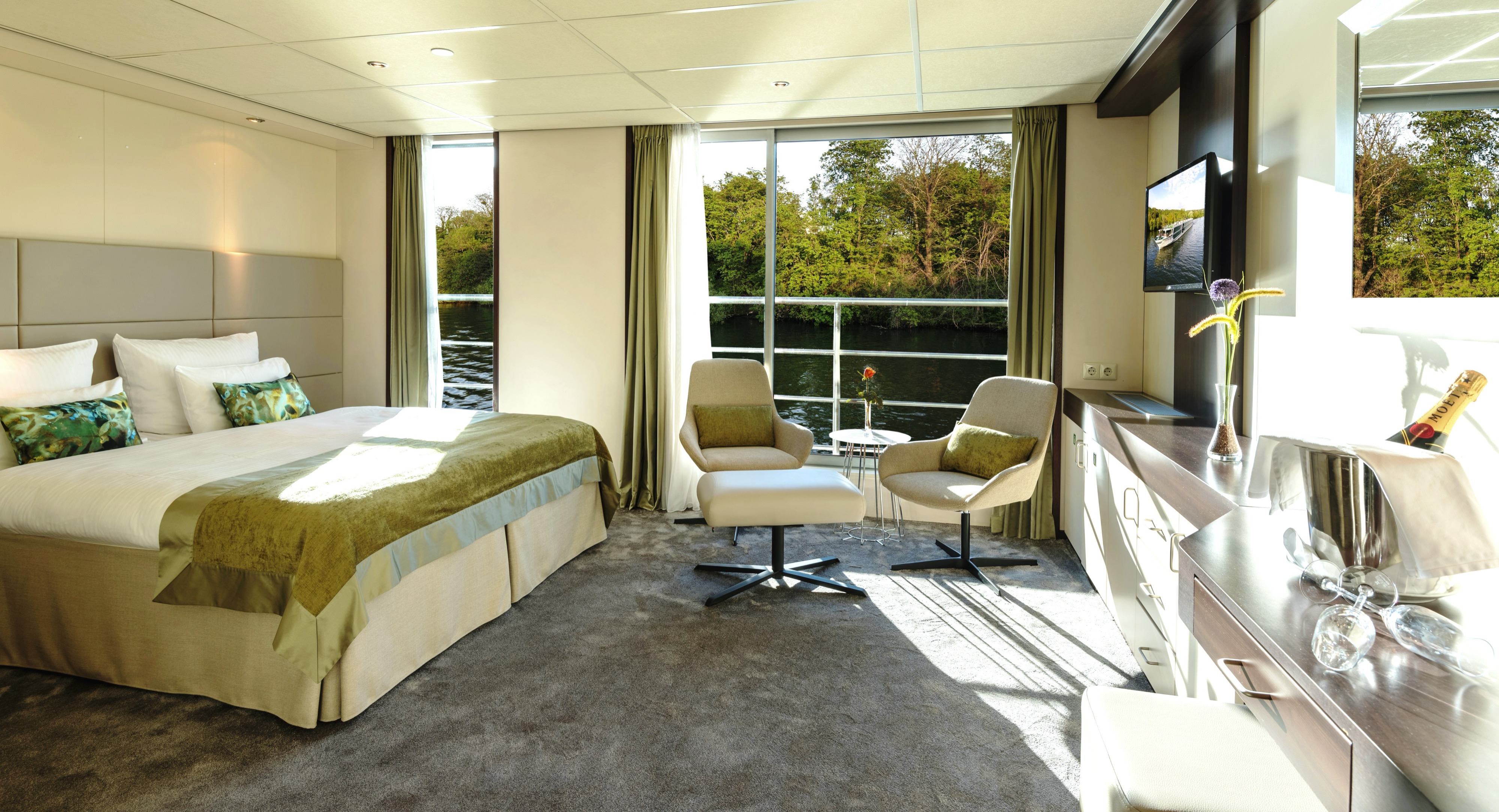 AMADEUS Diamond Suite ©Lueftner Cruises Amadeus.jpg